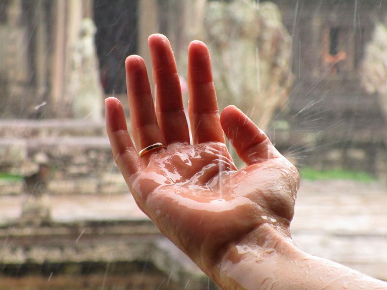 data-skip-lazy boda bajo la lluvia