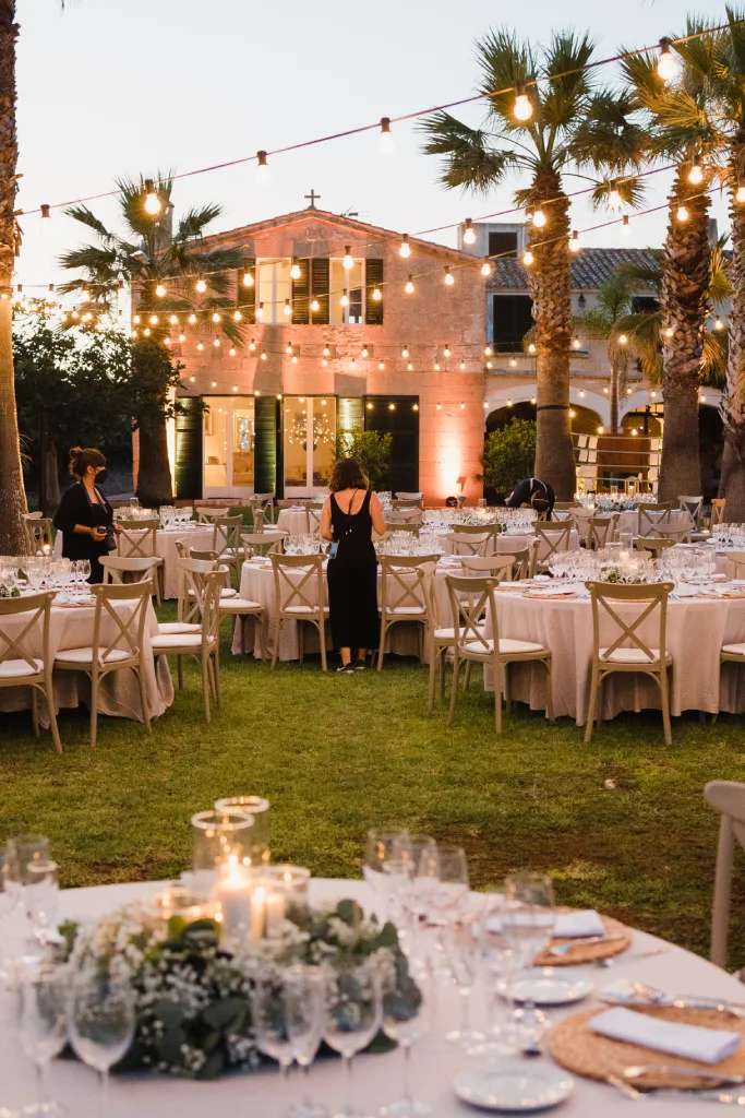 Detalle de iluminación guirnalda durante una boda en la finca Son Salomó en Menorca