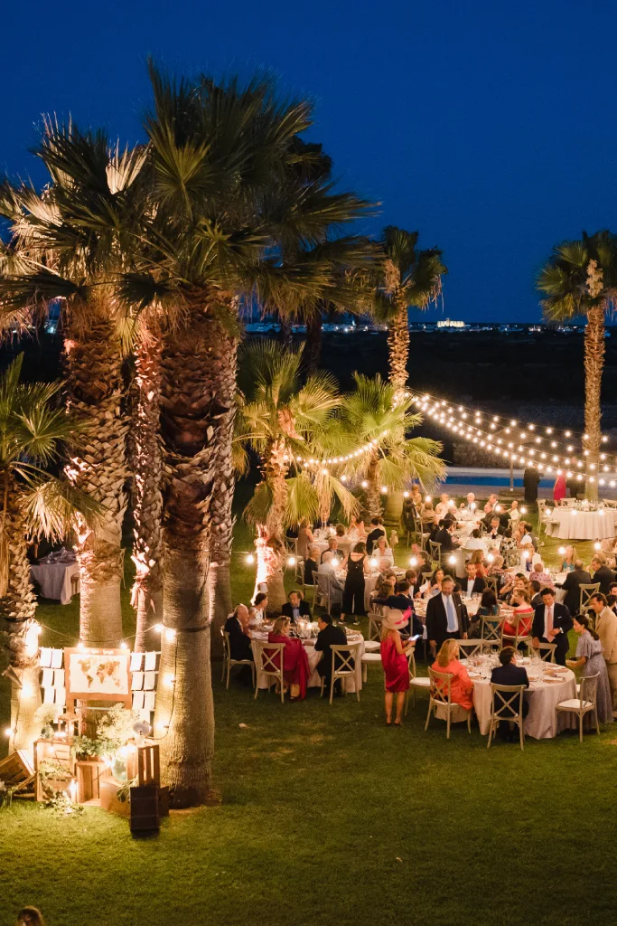 Detalle de iluminación guirnalda durante una boda en la finca Son Salomó en Menorca