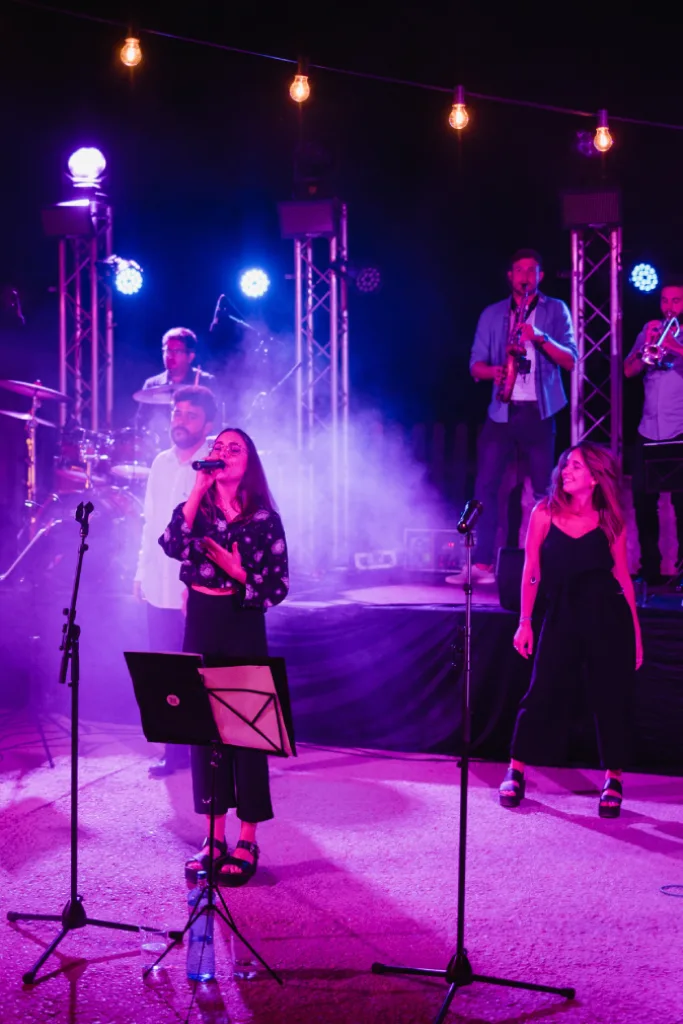 Músicas en directo durante una boda en la finca sona salomó en Menorca