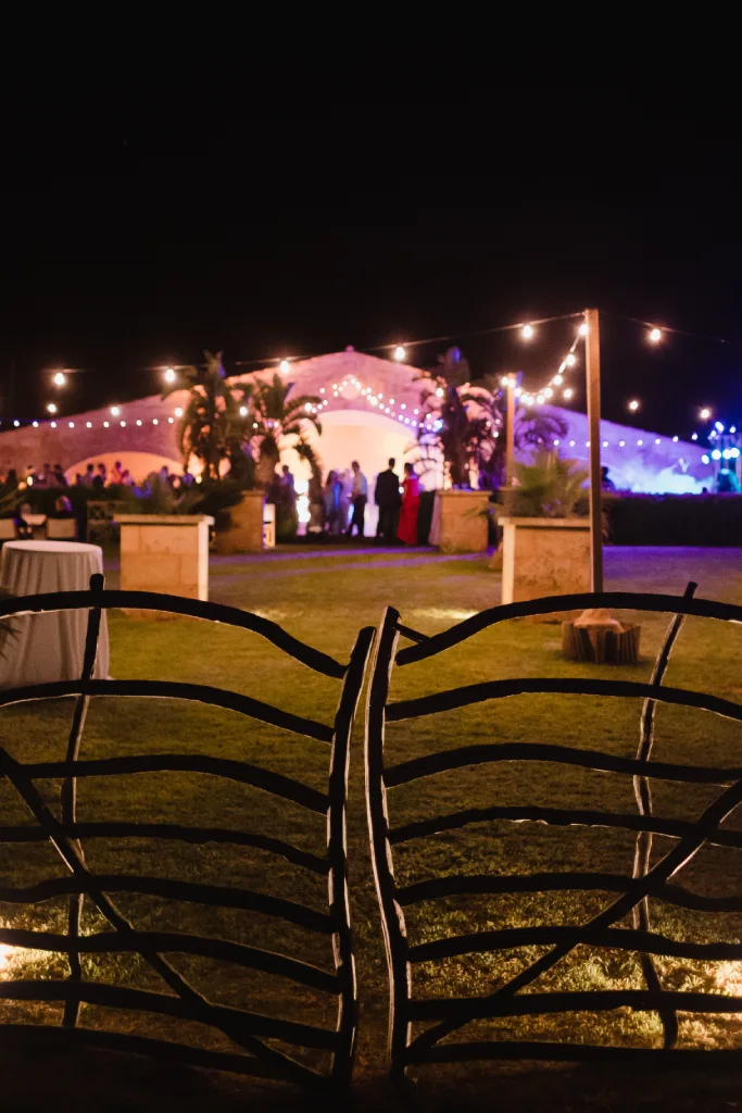 Detalle de iluminación guirnalda durante una boda en la finca Son Salomó en Menorca