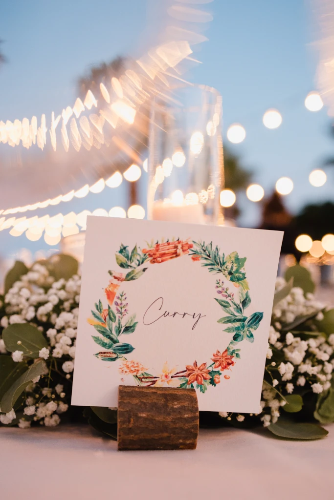 Detalle de iluminación guirnalda de fondo y como objeto principal postal de boda en entorno de la finca San Salomó en Menorca