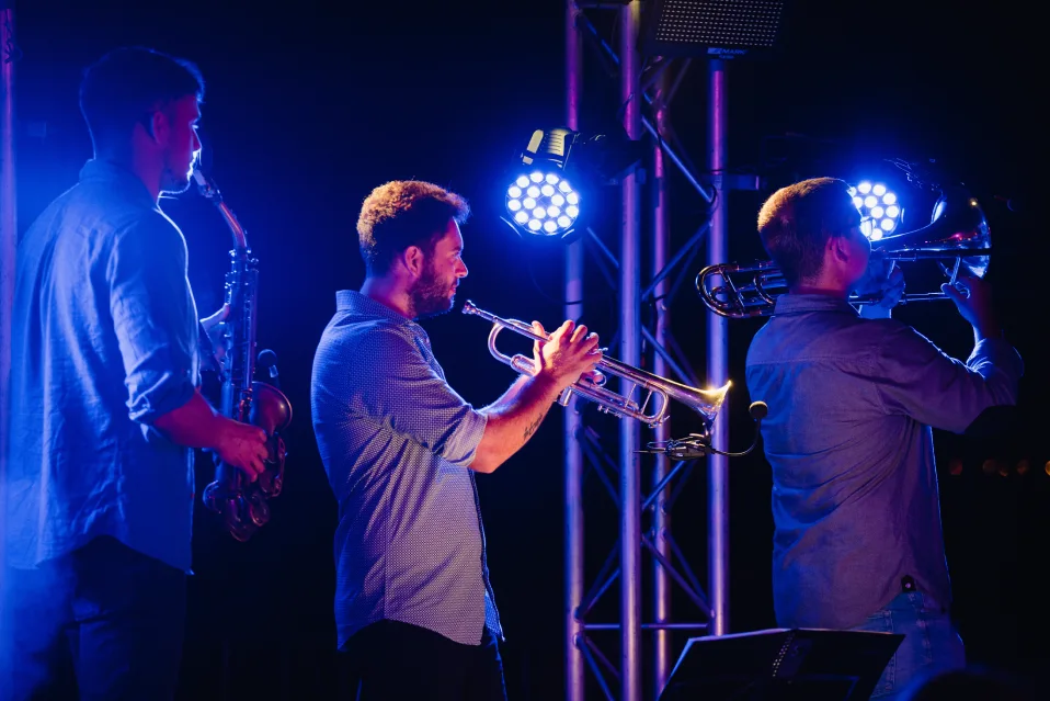 Músicos en directo durante una boda en la finca Son Salomó en Menorca