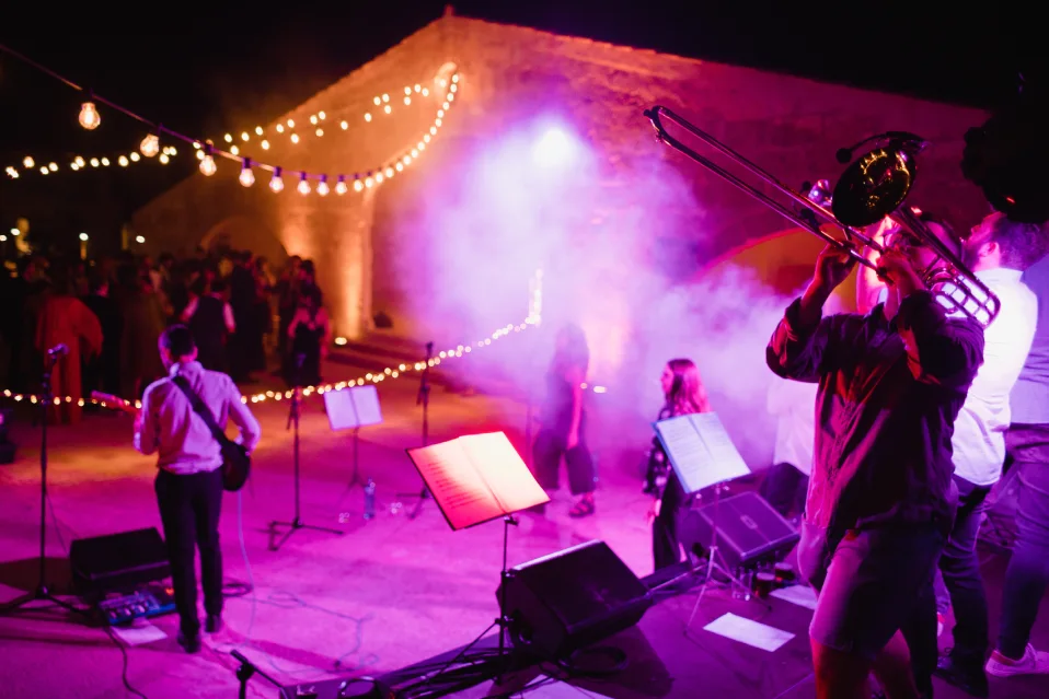 Músicos en directo durante una boda en la finca Son Salomó en Menorca
