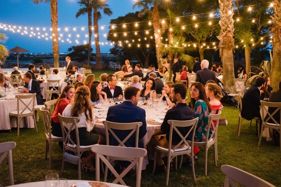 Detalle de iluminación guirnalda durante una boda en la finca Son Salomó en Menorca