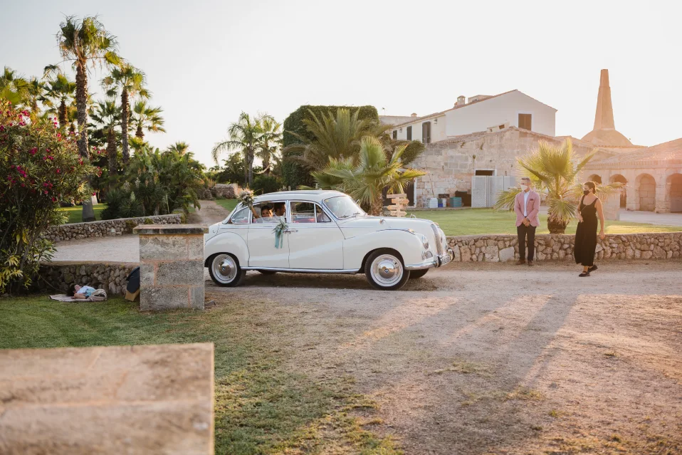 Detalle del coche de novios a la llegada a la finca Son Salómo en Menorca para la celebración de Boda
