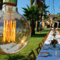 Iluminación decorativa exterior detalle de una celebración nupcial en Menorca