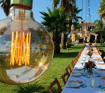 Iluminación decorativa exterior detalle de una celebración nupcial en Menorca