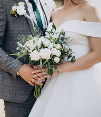 Detalle de novios con ramo de flor en blog de como organizar mi boda paso a paso