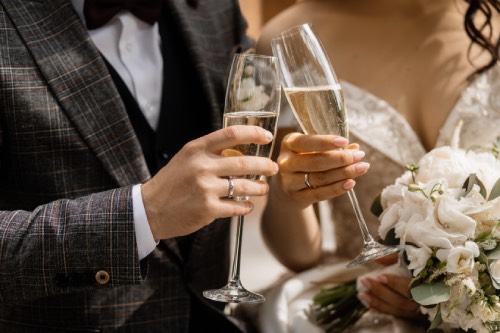 Detalle de alianzas de novios. 6 meses antes. Organiza los preparativos de tu boda paso a paso.