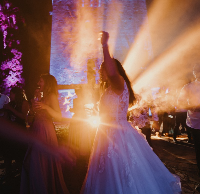 Detalle de novia en pista de baile donde se muestra un cañón de luz Elation, iluminación para bodas