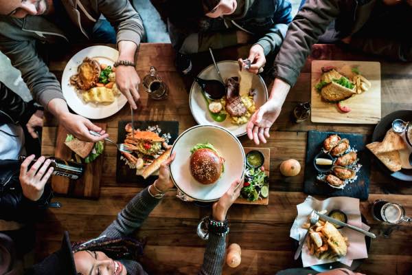 detalle de tipos de catering, personas comiendo. Que es catering 