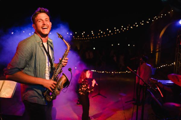 Detalle de saxofonista en un concierto para boda