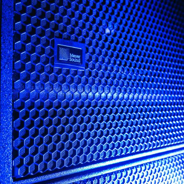 Detalle de altavoz Meyer. Sonido para bodas