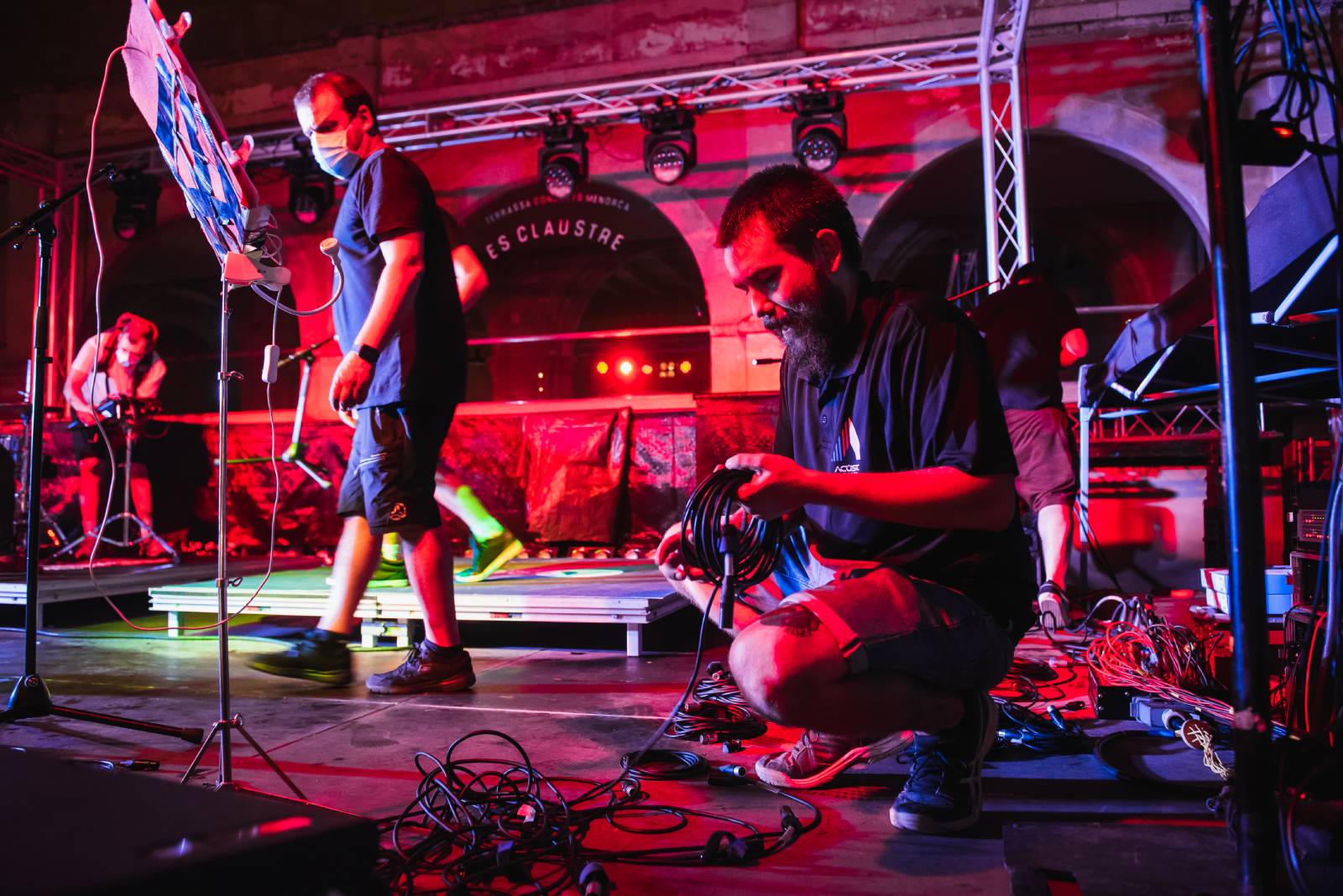 Técnicos durante el festival haciendo instalaciones es gran 2021