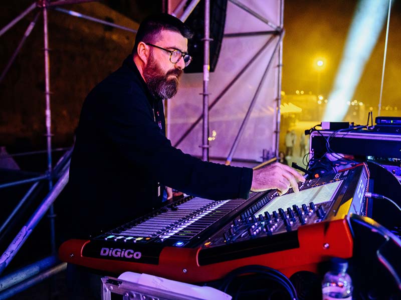 Fel a los mandos de la dígito. Uno de nuestros equipos que alquilamos para conciertos y eventos en Menorca. 