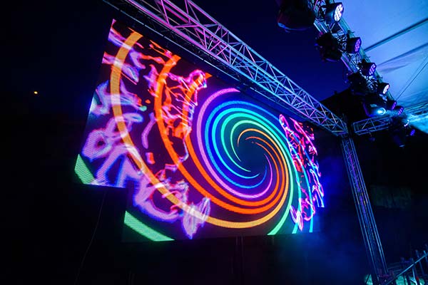Alquiler de equipos de imagen, iluminación y sonido conciertos y eventos en Menorca. Detalle de pantalla para evento. 