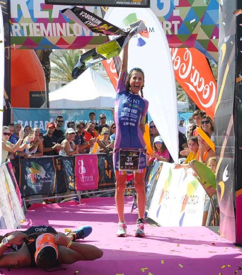 Evento deportivo menorca. Detalle de campeona en llegada 