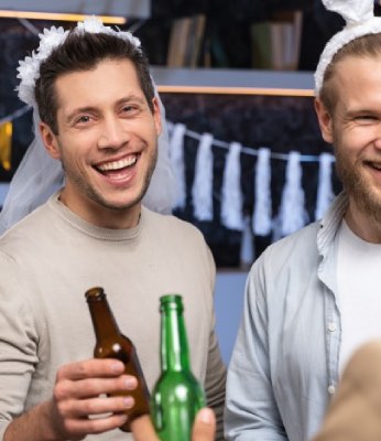 chicos disfrutando de la despedida de solteros
