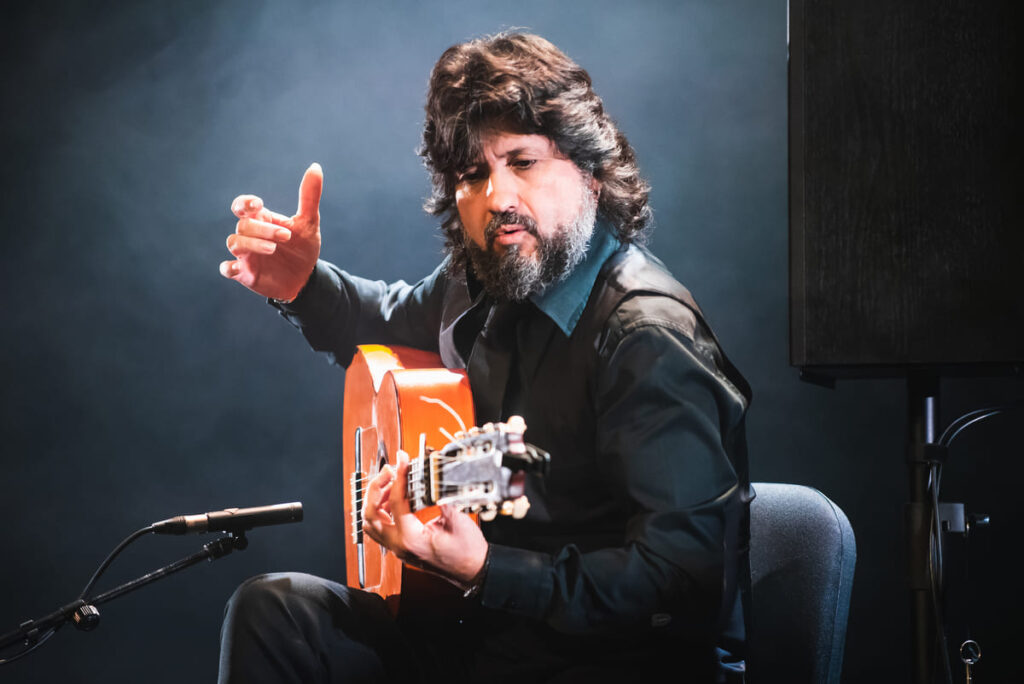 Chicuelo a la guitarra durante su concierto en Menorca