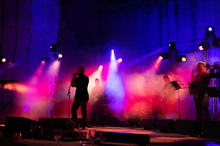 Detalle de iluinación de concierto durante boda en Lithica Menorca