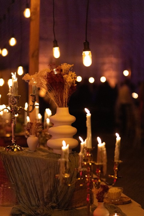 Foto artística que muestra detalle de velas durante Boda en Lithica Menorca