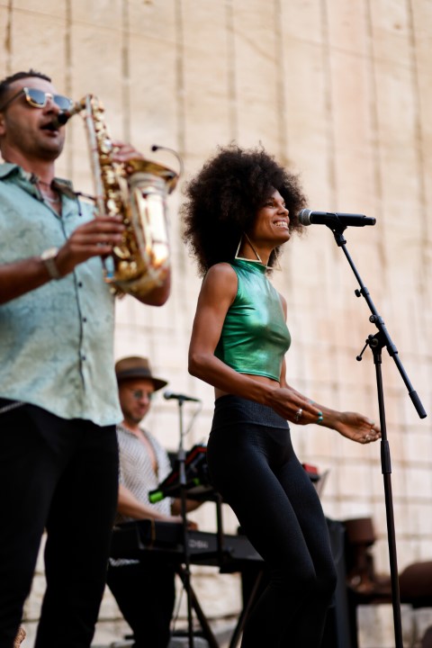 Cantante femenina durante concierto para boda en Lithica Menorca