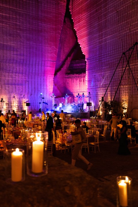Detalle de iluminación decorativa en lithica Menorca para boda