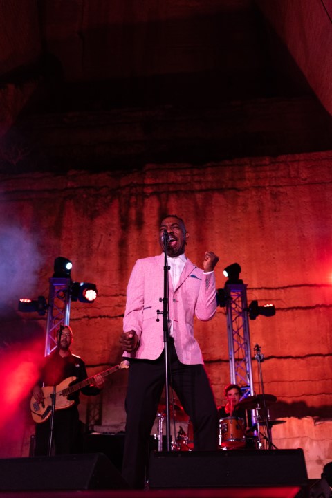 Foto donde aperece detalles de iluminación utilizada para el concierto en boda en lithica Menorca
