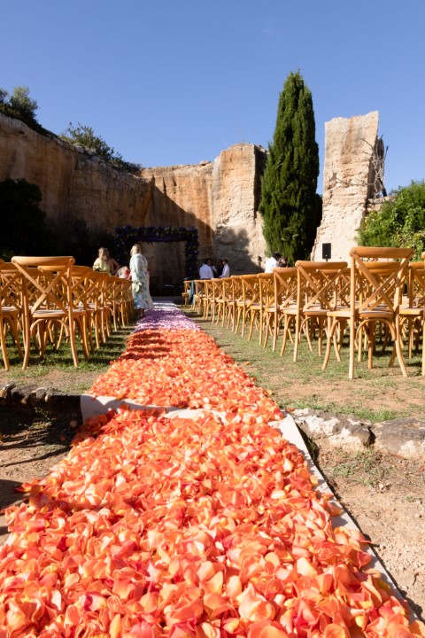 Precioso paseo de flores al altar de boda en Lithica Menorca