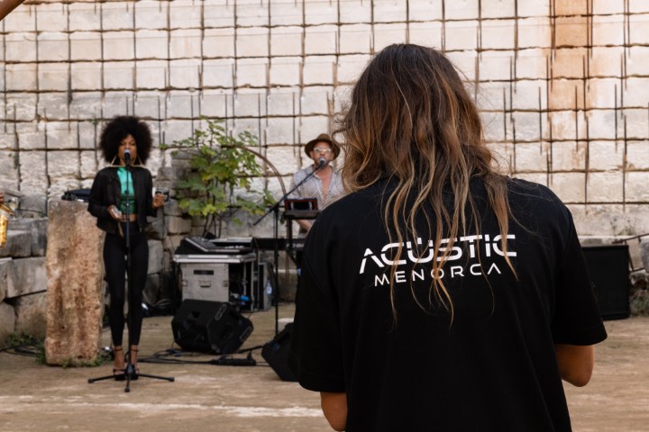 Operario de sonido e Iluminación de Acustic Menorca en lithica durante una boda