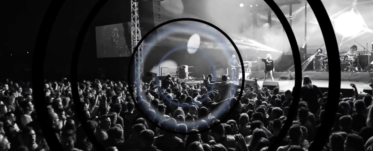Imgaen de concierto donde la gente dusfruta de los altavoces lfc 2100 de meyer sound. Ahora también los puedes alquiler en Menorca
