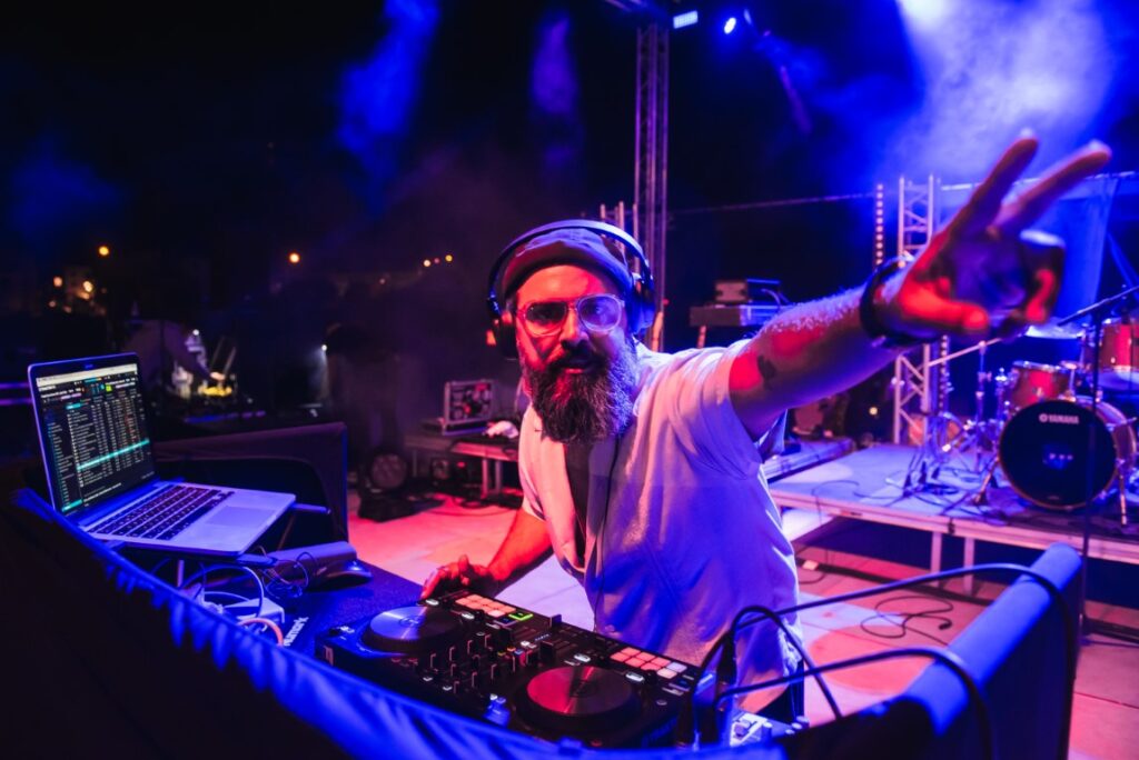 Fel de acústic menorca a los mandos de la digico durante el concierto de sopa de cabra en Menorca