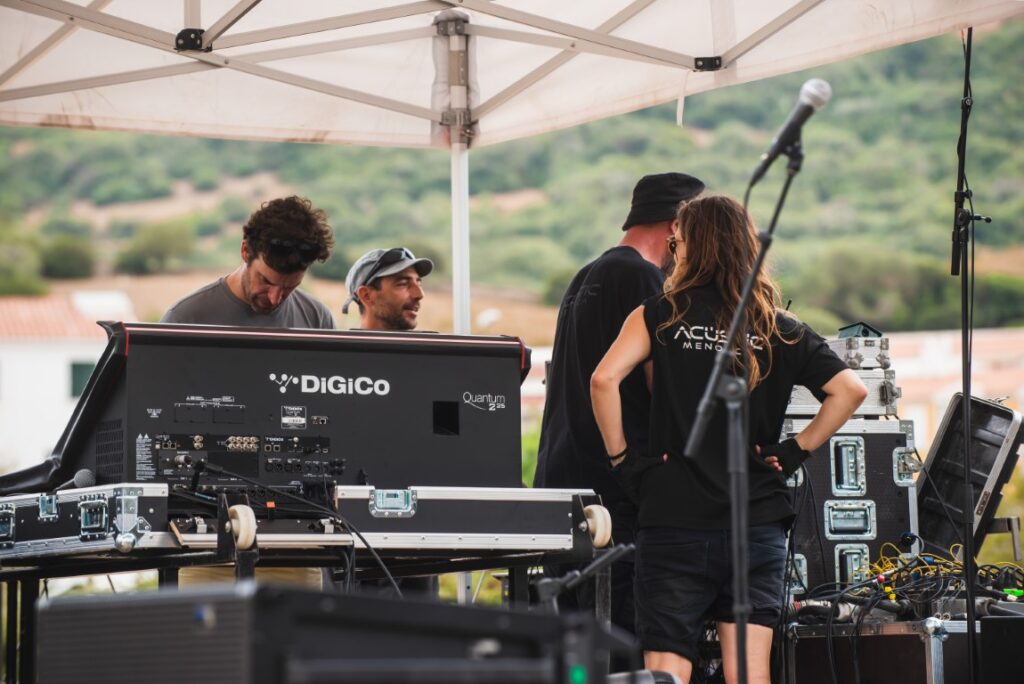 Técnicos de acústic Menorca preparando para el concierto sopa de cabra menorca 2024