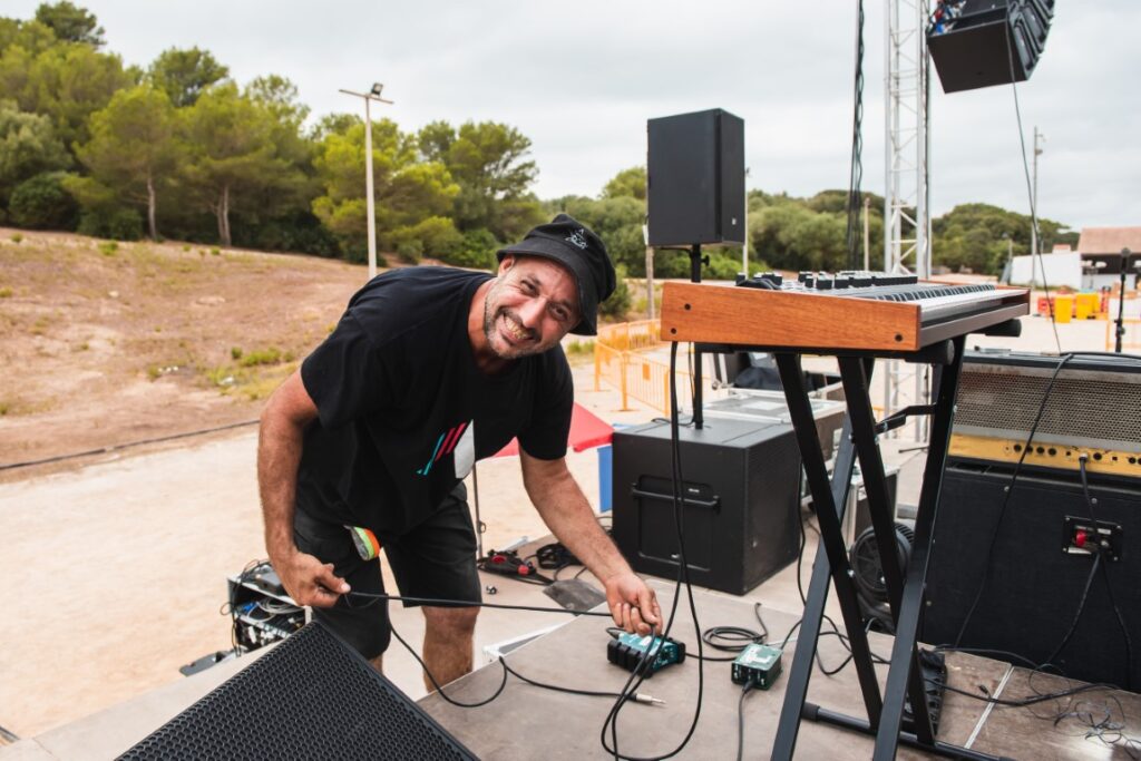Técnicos de acústic Menorca preparando para el concierto sopa de cabra menorca 2024