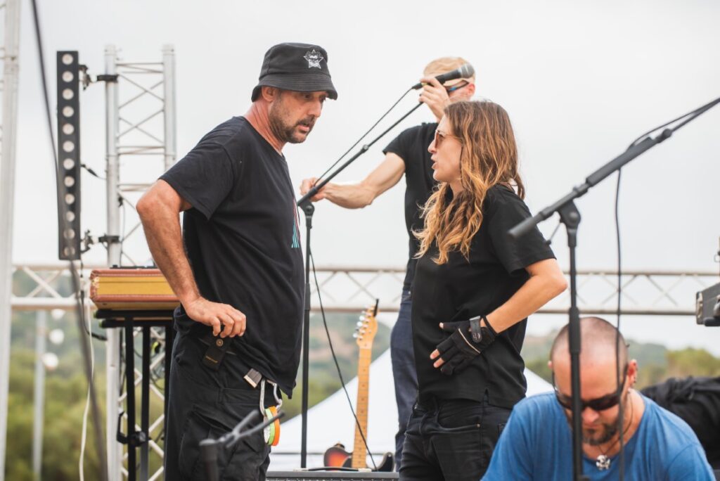 Técnicos de acústic Menorca preparando para el concierto sopa de cabra menorca 2024