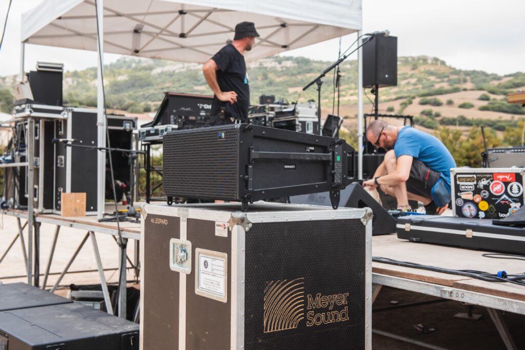 Técnicos de acústic Menorca preparando para el concierto sopa de cabra menorca 2024