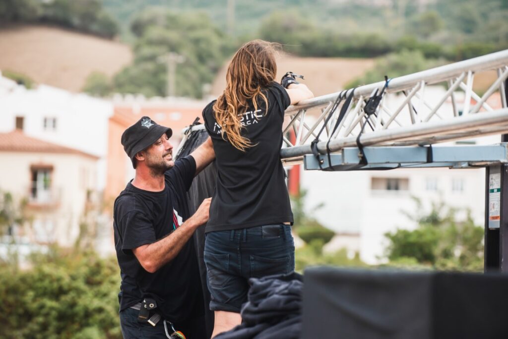 Técnicos de acústic Menorca preparando para el concierto sopa de cabra menorca 2024