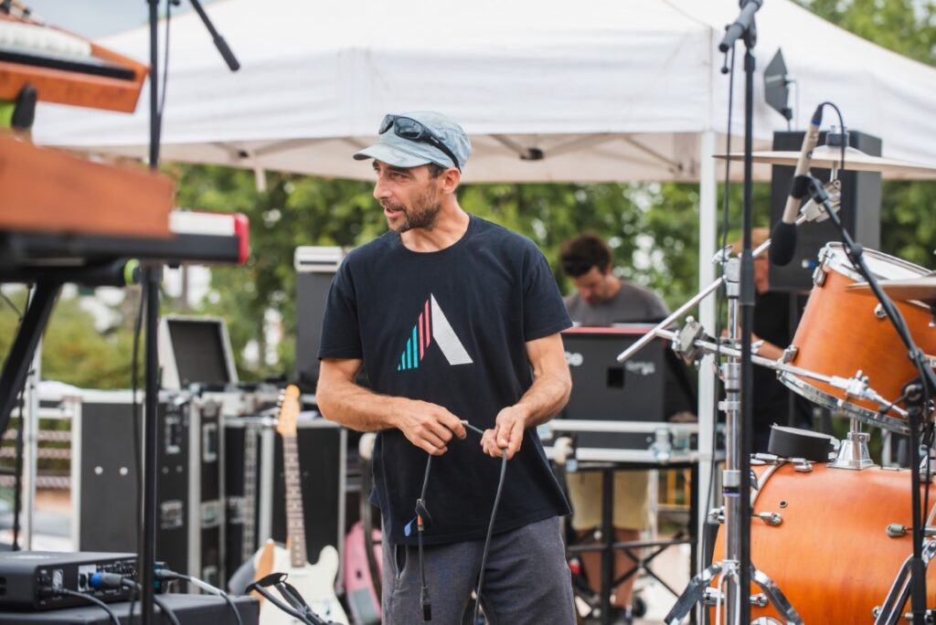 Técnicos de acústic Menorca preparando para el concierto sopa de cabra menorca 2024