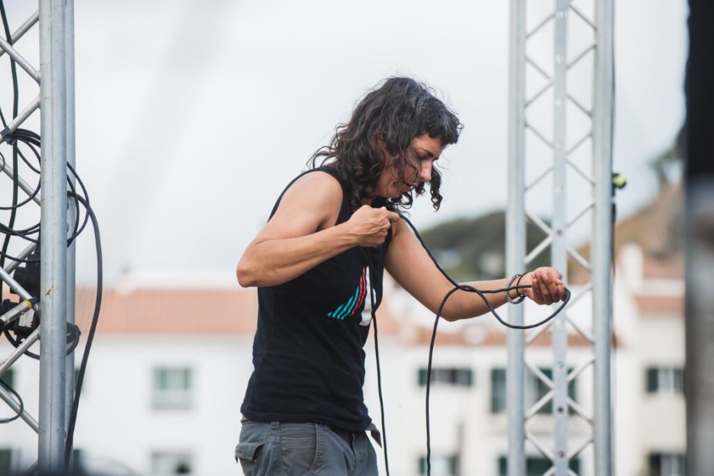 Técnicos de acústic Menorca preparando para el concierto sopa de cabra menorca 2024