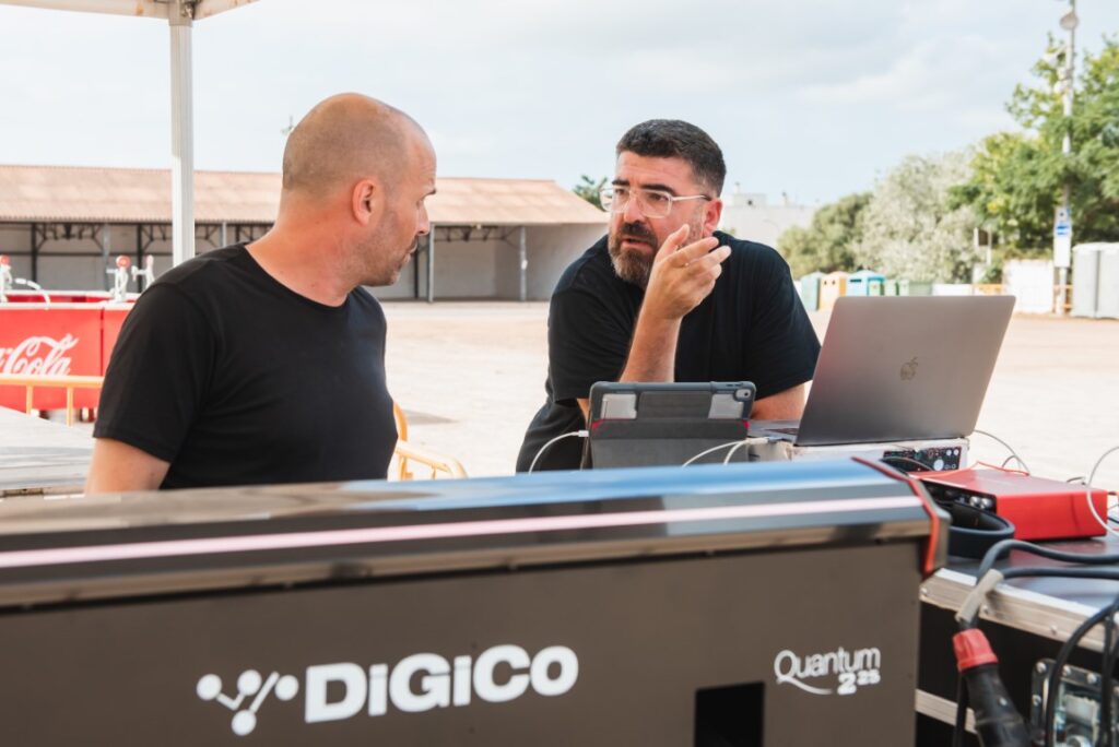 Técnicos de acústic Menorca preparando para el concierto sopa de cabra menorca 2024