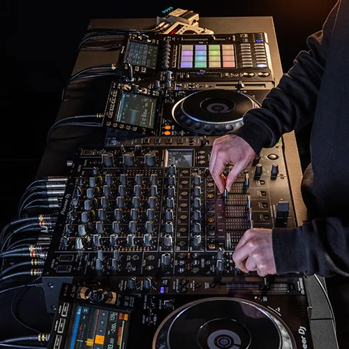 Pioner DJM-V10-6-canales Equipo Pioneer djm-v10 6 canales con una amplia gama de entradas.